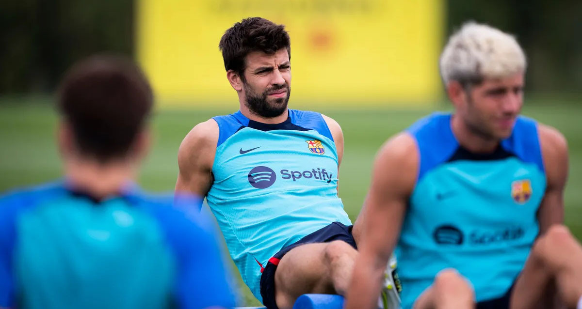 Gerard Piqué pone mala cara en un entrenamiento dirigido por Xavi Hernández / FCB