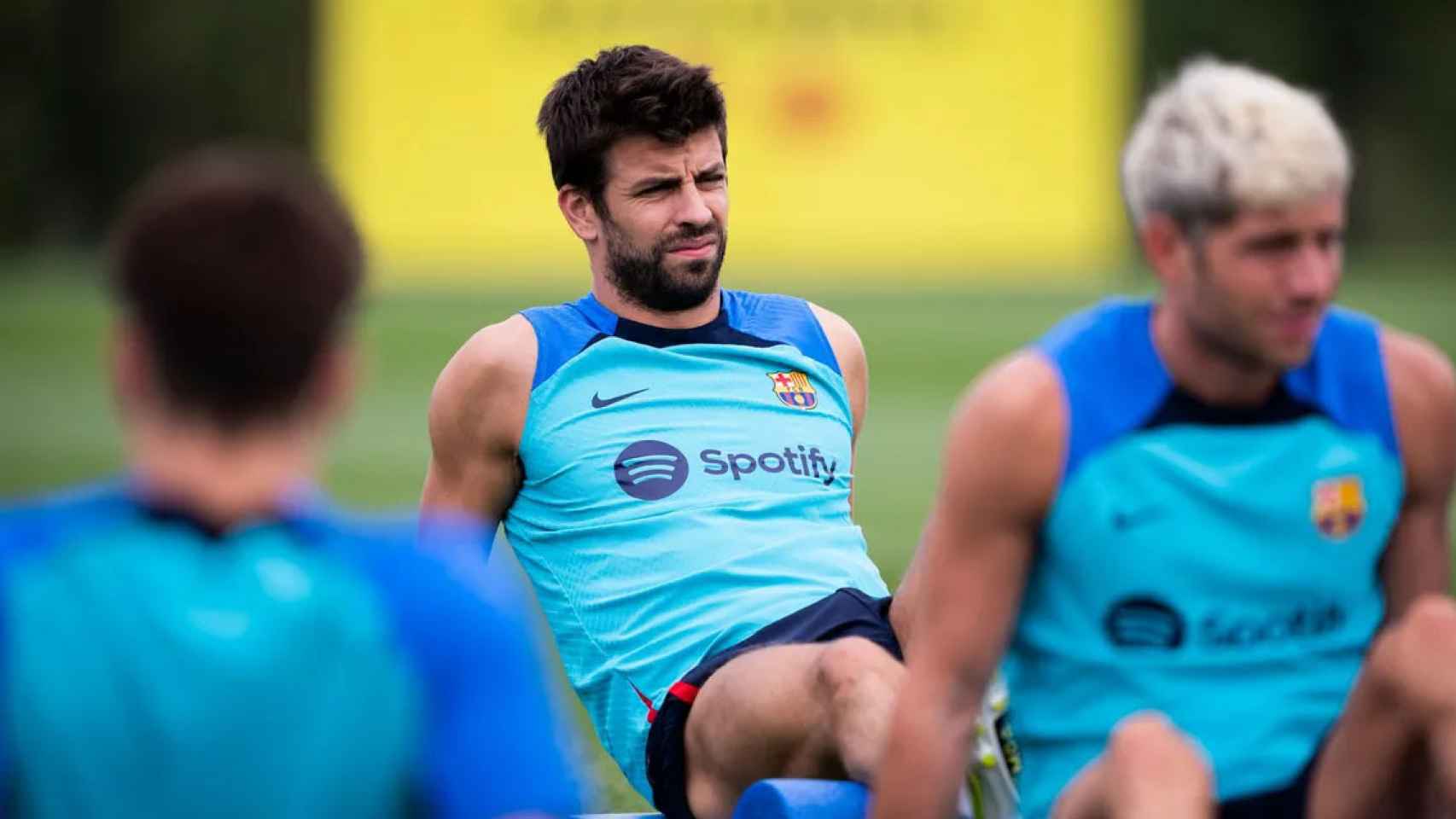 Gerard Piqué pone mala cara en un entrenamiento dirigido por Xavi Hernández / FCB