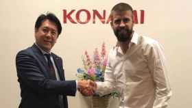 Pique visitando los estudios de Konami / Konami