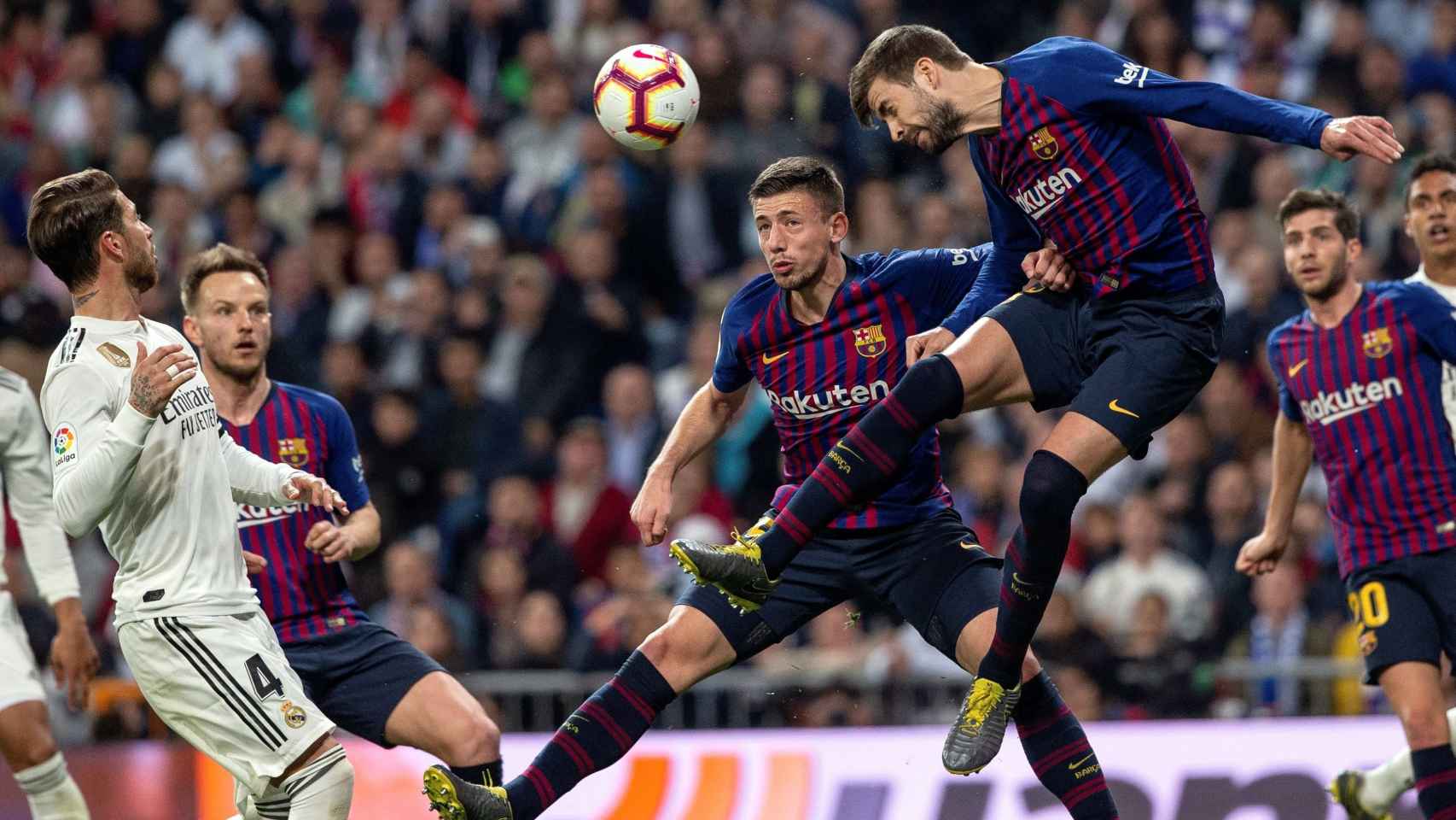 Clement Lenglet y Gerard Piqué en un clásico / EFE