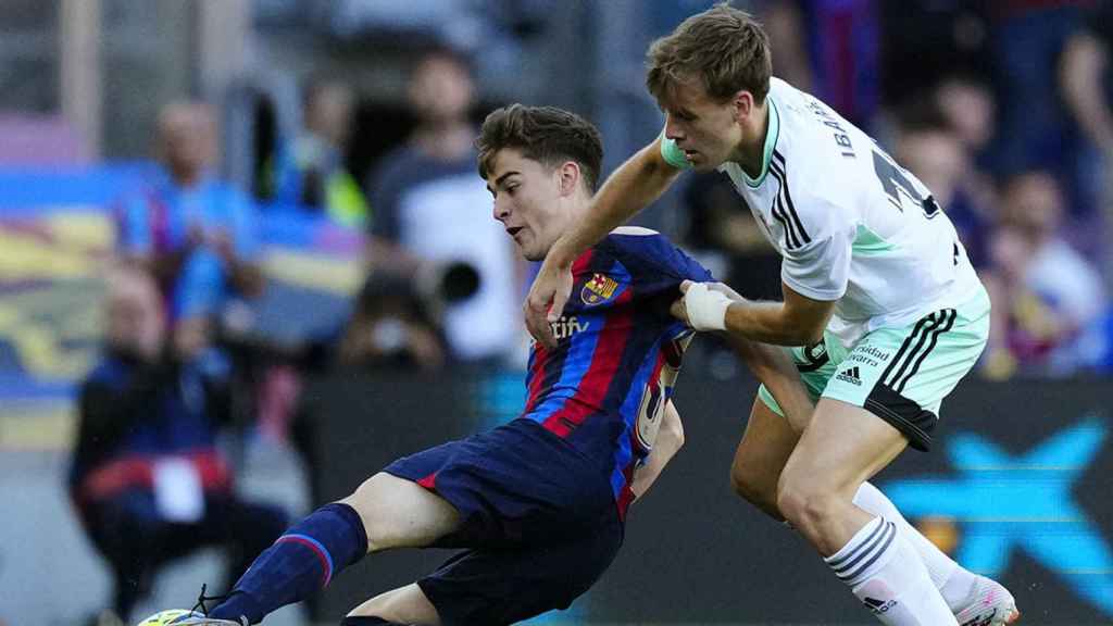 Gavi disputa el balón contra un futbolista del CA Osasuna / EFE