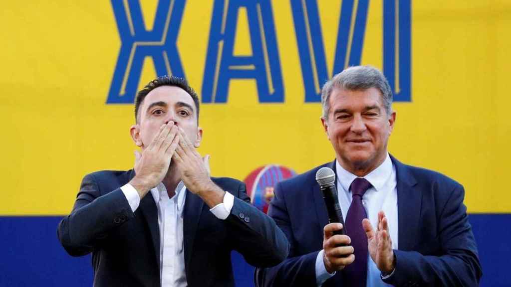 Xavi Hernández, junto al presidente Laporta, en su presentación como nuevo entrenador del Barça / EFE