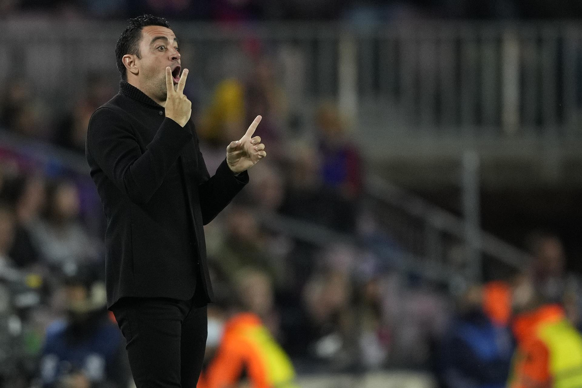 Xavi se dirige a sus futbolistas en el Barça-Mallorca / EFE