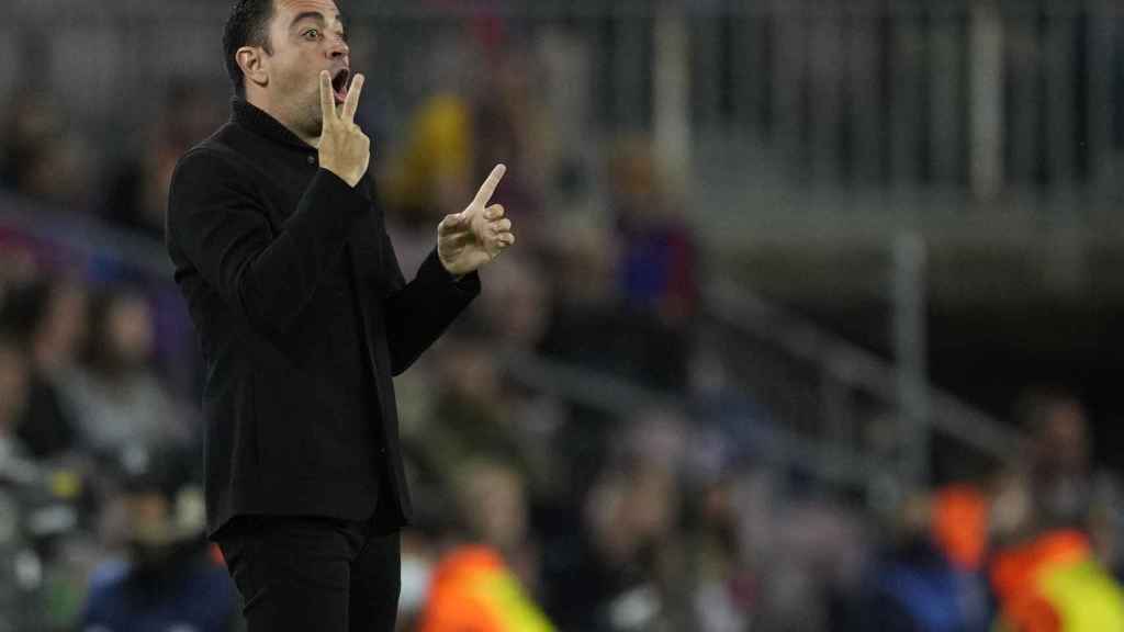 Xavi se dirige a sus futbolistas en el Barça-Mallorca / EFE