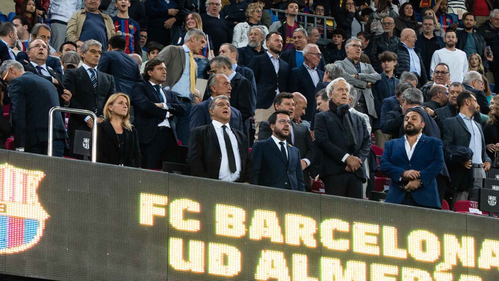 Laporta y Pere Aragonés en el palco durante el Barça-Almería - LUIS MIGUEL AÑÓN - CULEMANIA