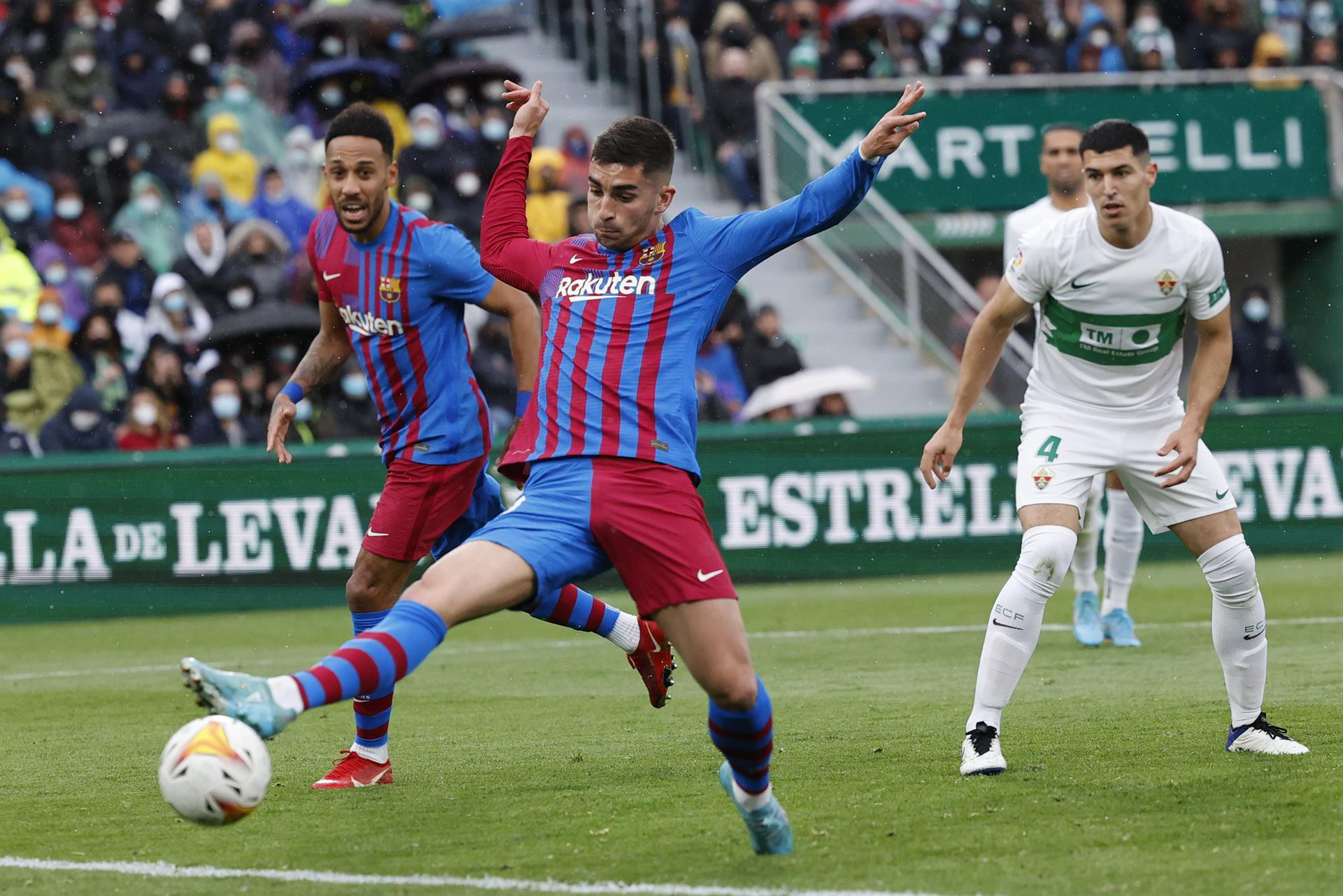 Ferran remata en la jugada del gol del empate del Barça en Elche / EFE