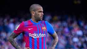 Dani Alves, atento, en el partido del Barça contra el Atlético de Madrid / FCB