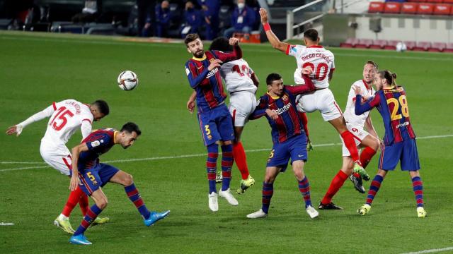 Una acción de un Barça-Sevilla, objeto de aplazamiento con pros y contras ahora / EFE