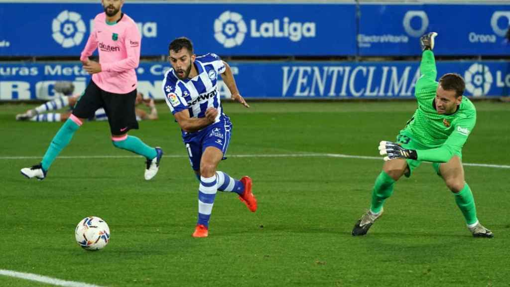 Luis Rioja aprovecha el error de Neto para adelantar al Alavés | EFE