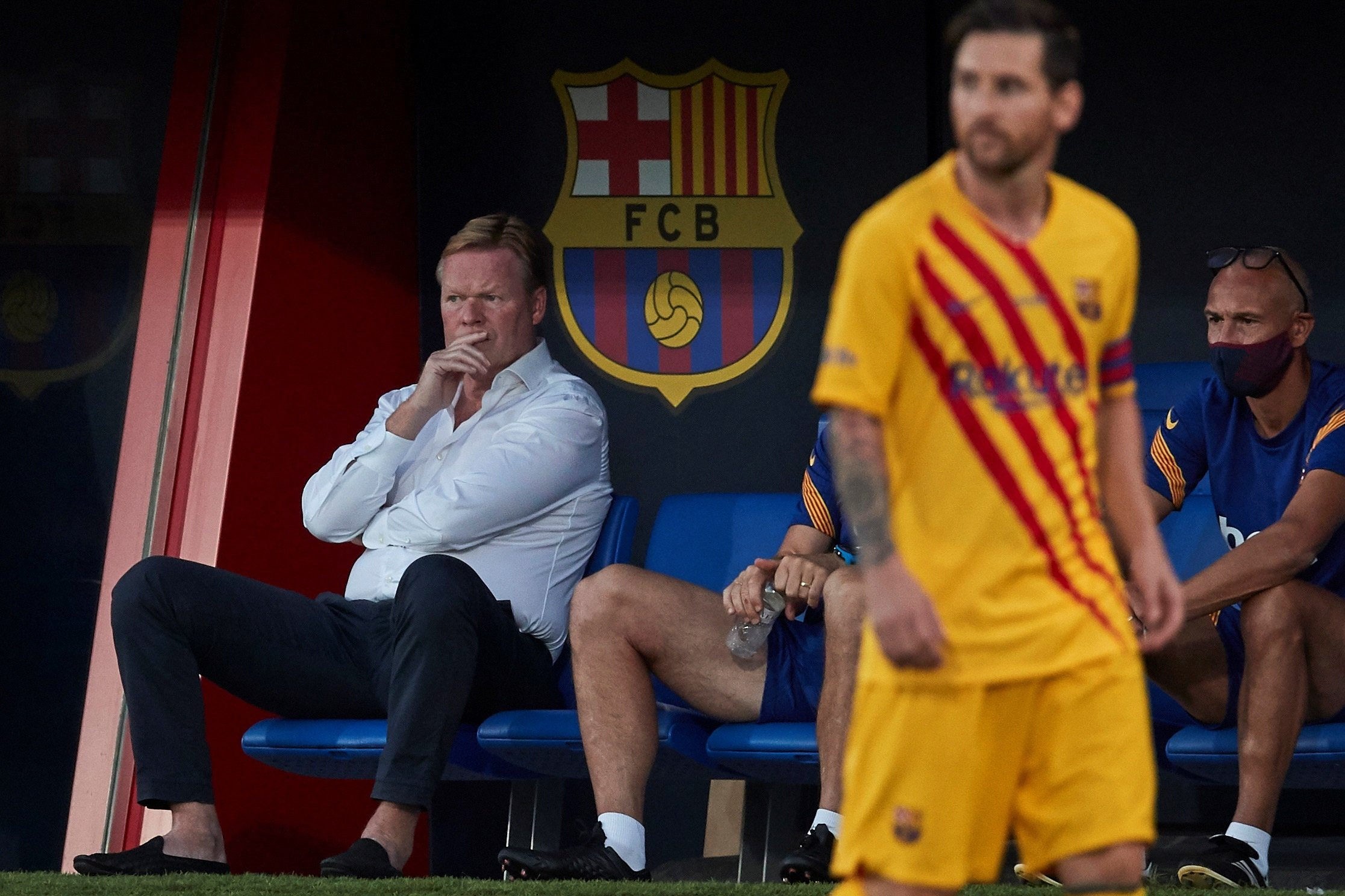 Koeman mirando a Messi durante el Barça-Nàstic / EFE