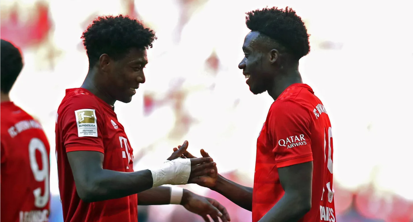 David Alaba y Alphonso Davies celebrando un gol con el Bayern de Múnich / Bundesliga