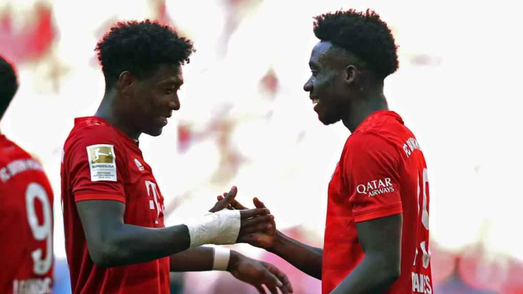 David Alaba y Alphonso Davies celebrando un gol con el Bayern de Múnich / Bundesliga