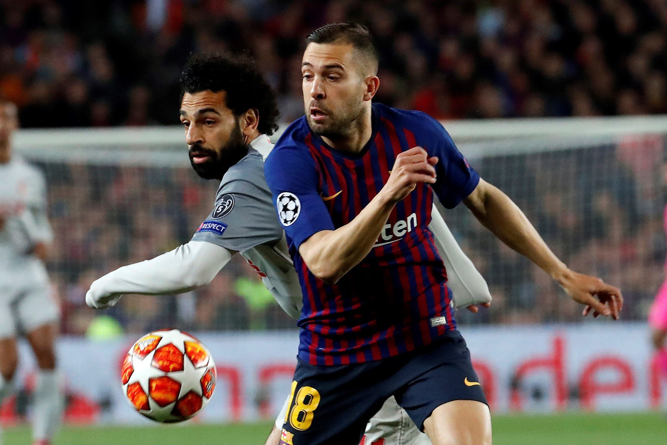 Jordi Alba en una acción con Mohamed Salah / EFE