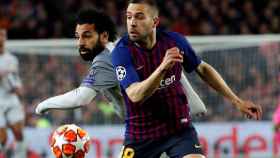 Jordi Alba en una acción con Mohamed Salah / EFE