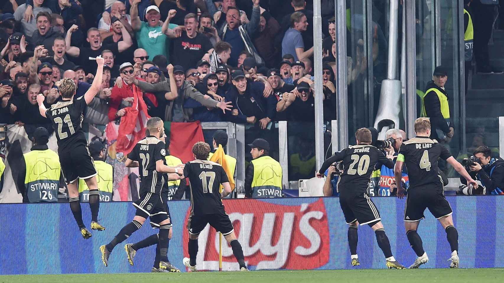 Los jugadores del Ajax celebrando el pase a semifinales / EFE