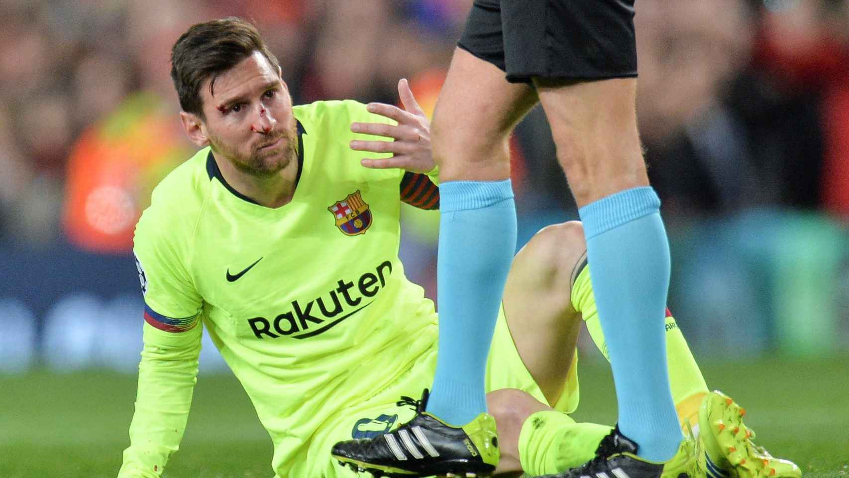 Una foto de Leo Messi sangrando de la nariz tras el golpe de Smalling / EFE