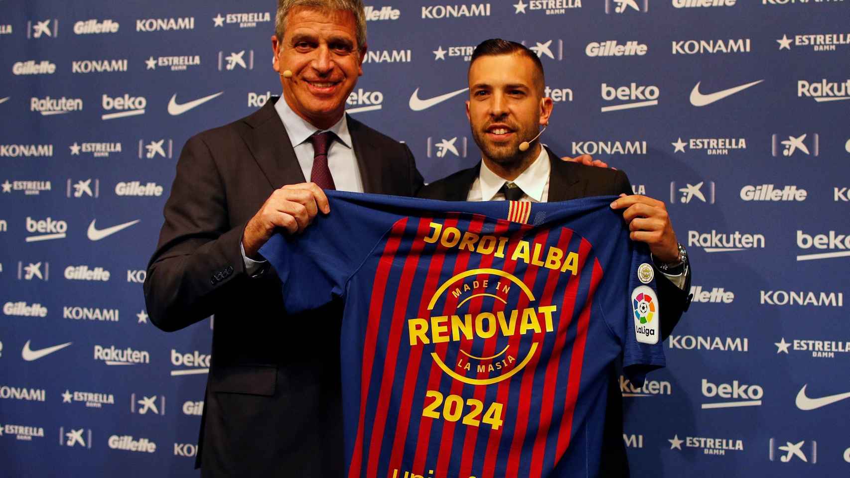 Jordi Alba junto a Jordi Mestre en el acto de su renovación / EFE