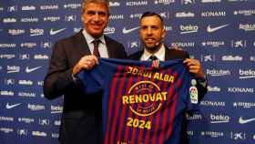 Jordi Alba junto a Jordi Mestre en el acto de su renovación / EFE