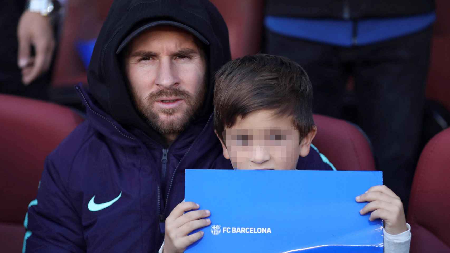 Messi junto a su hijo Thiago en la grada / EFE