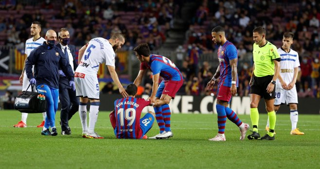 Agüero se tira al terreno de juego lesionado / EFE