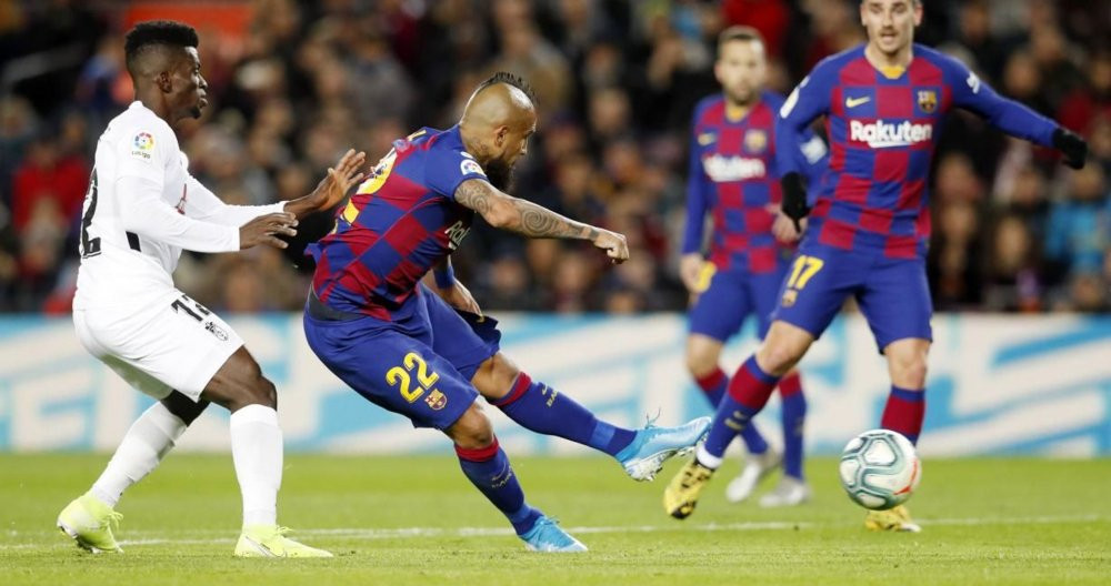 Arturo Vidal disparando a portería contra el Granada / FC Barcelona
