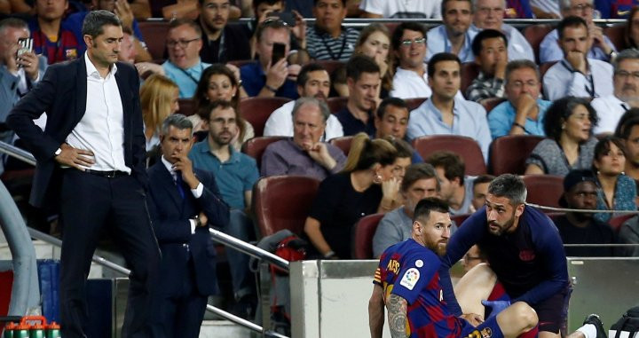 Leo Messi es atendido en la banda en el duelo frente al Villarreal / EFE