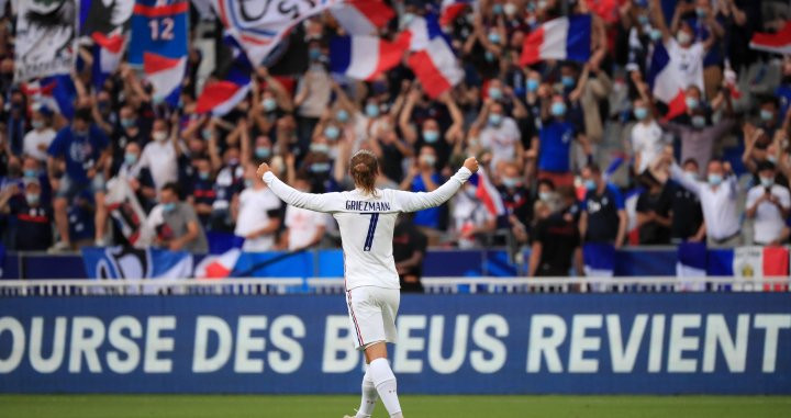 Griezmann celebrando un gol con la afición francesa / EFE