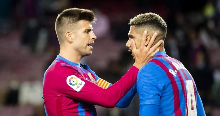 Gerard Piqué y Ronald Araujo, el contraste generacional en la defensa del Barça / EFE