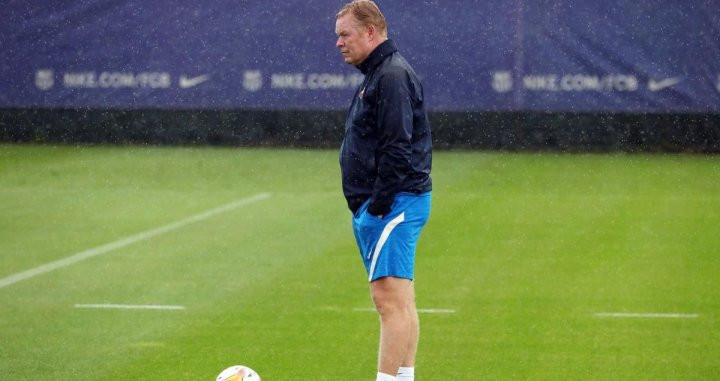 Ronald Koeman, durante el entrenamiento de este martes con el equipo / FCB