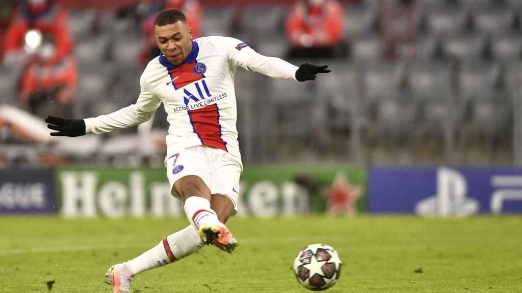 Kylian Mbappé lanza un penalti con el PSG