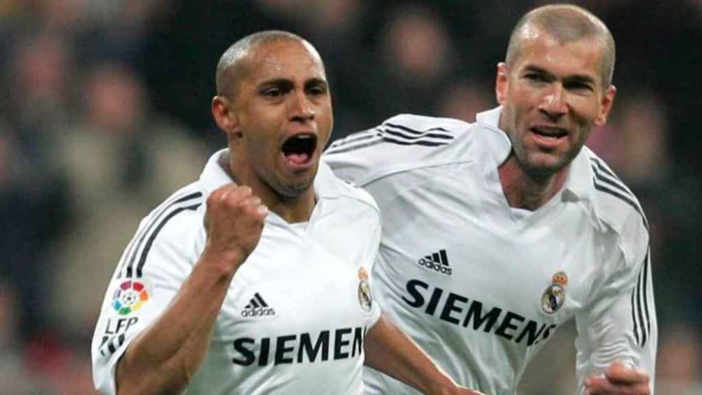 Roberto Carlos y Zinedine Zidane celebran un gol con el Real Madrid / EFE