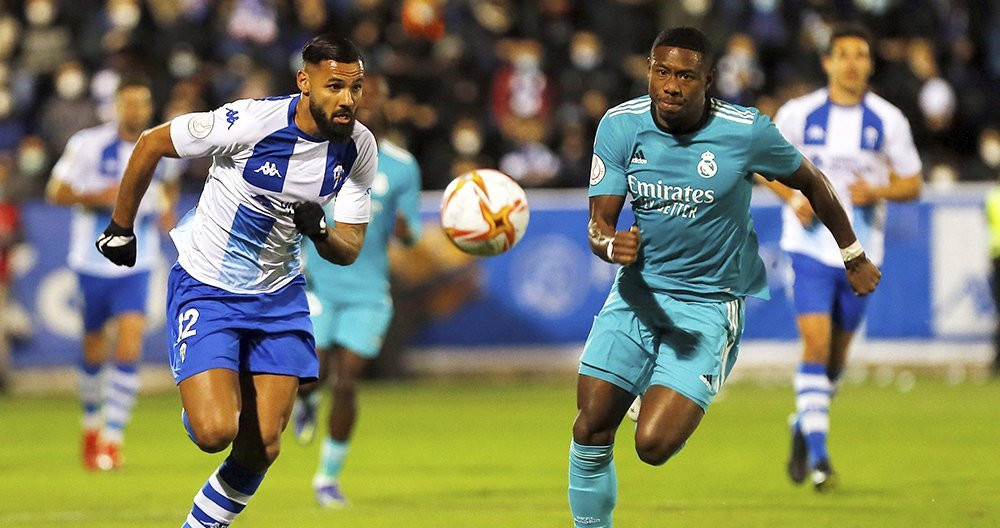 Alaba, disputando el balón contra un delantero del Alcoyano / EFE