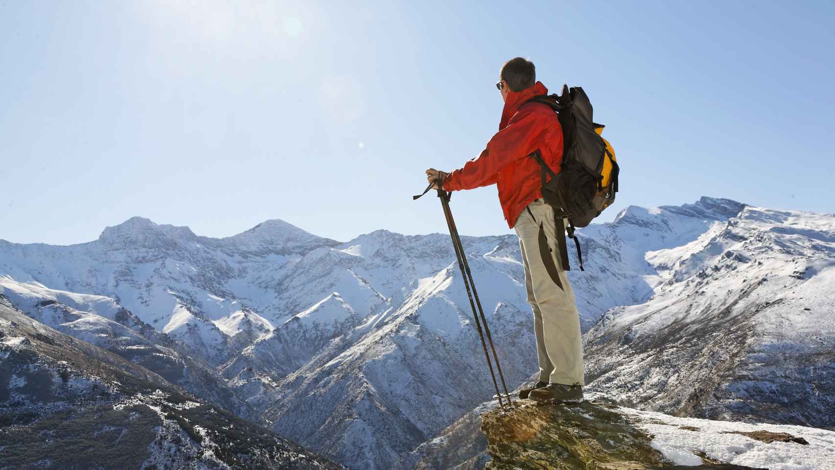 Un senderista en Sierra Nevada. Granada propone turismo de cultura, sol y nieve para cerrar 2022 / CEDIDA