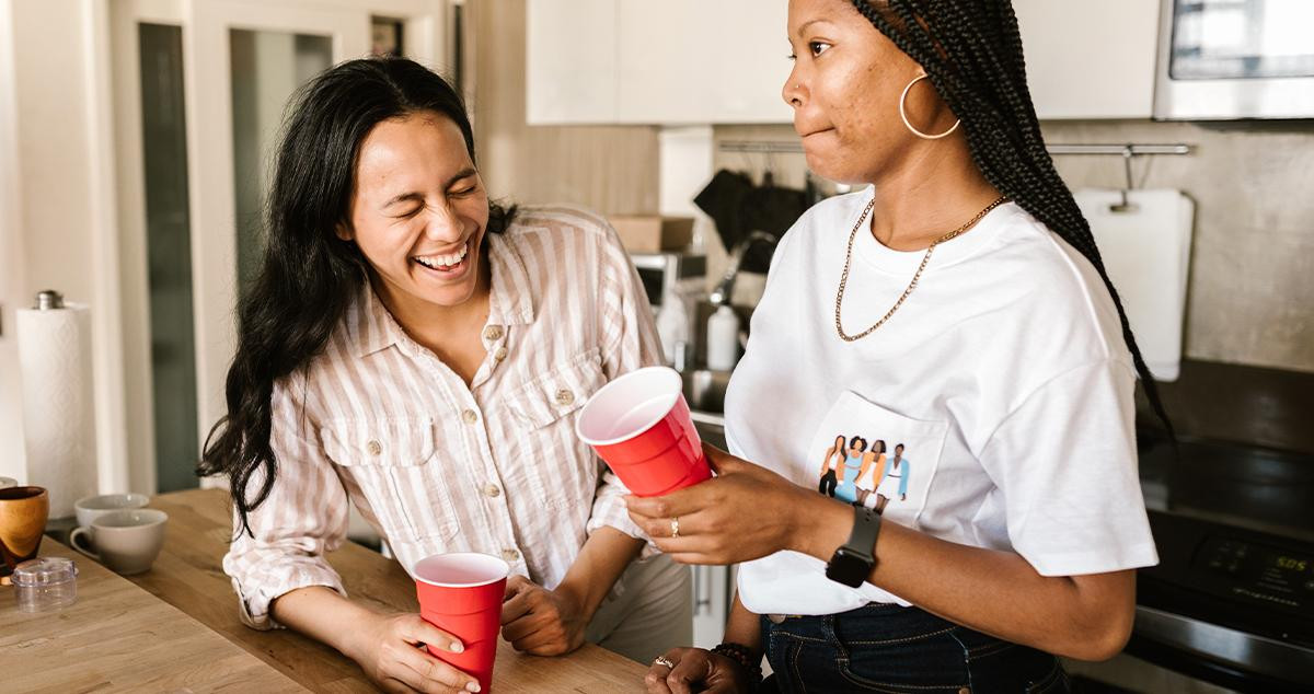 Dos compañeras de piso en la cocina de la casa que alquilan / PEXELS