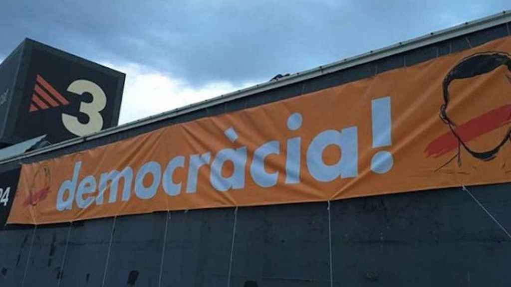 Imagen de archivo de una pancarta independentista en la sede de TV3 / CG