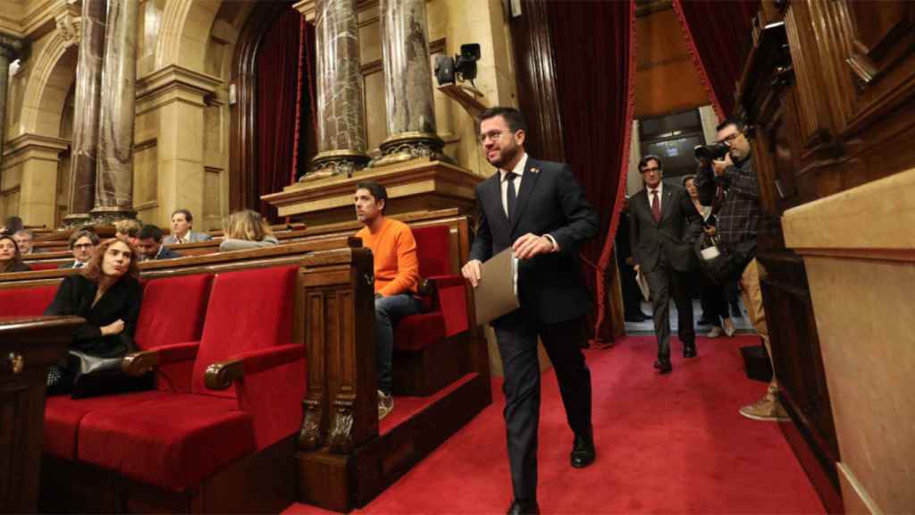 Pere Aragonès (ERC) entra en el hemiciclo del Parlament seguido de Salvador Illa (PSC)  / PARLAMENT