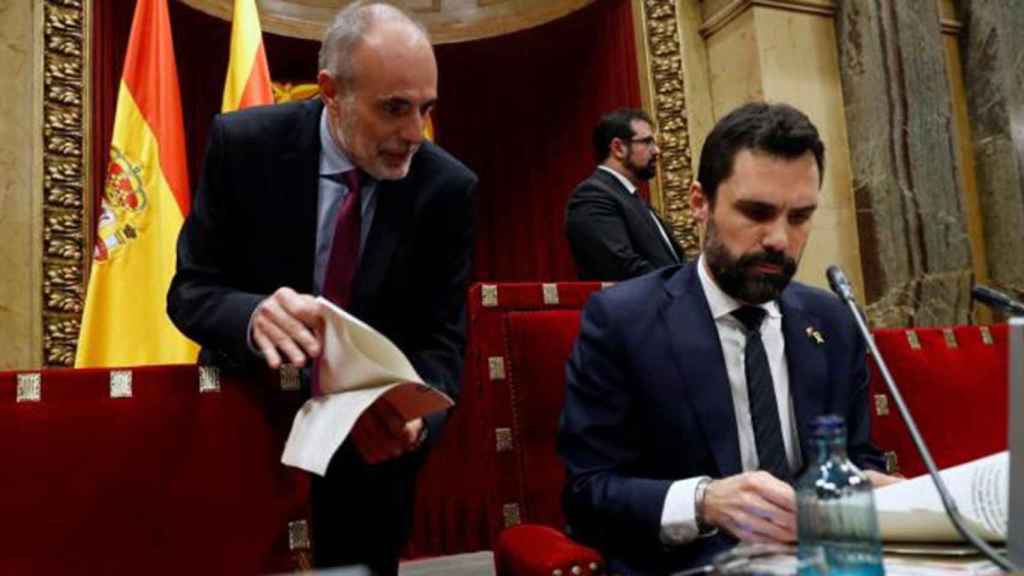 Roger Torrent (d) junto al letrado mayor del Parlament Joan Ridao (i) / EFE