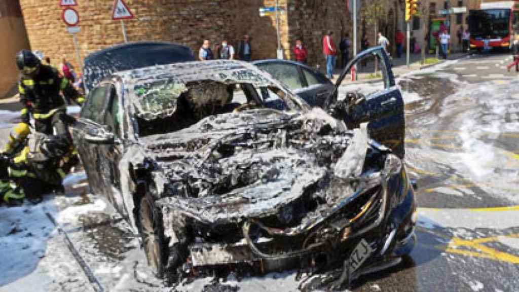 Estado en el que quedó el coche de Josep Bou, concejal del PP en Barcelona / TWITTER