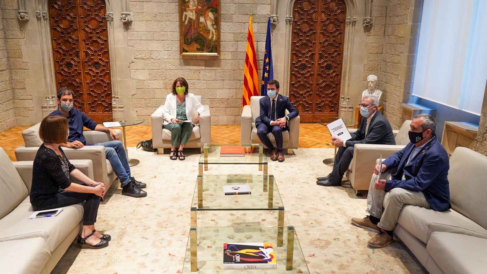 El presidente de la Generalitat, Pere Aragonès, reuniéndose con la presidenta de la ANC y otros integrantes de esta entidad privada ultranacionalista en la sede de la Generalitat / PACO J. MUNOZ - GENERALITAT