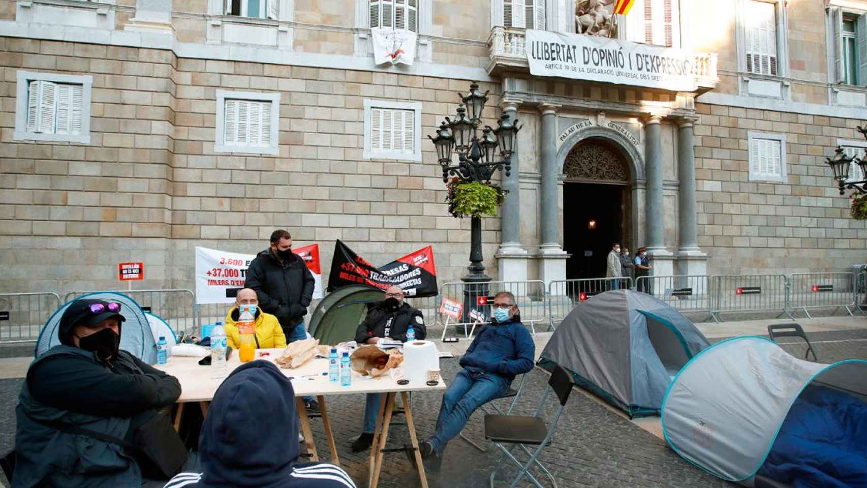 Imagen de la acampada del ocio nocturno catalán ante el Palau de la Generalitat en Barcelona. Promotores musicales / EFE