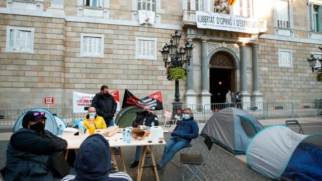 Imagen de la acampada del ocio nocturno catalán ante el Palau de la Generalitat en Barcelona. Promotores musicales / EFE