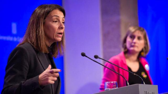 La consejera de Presidencia, Meritxell Budó (i), junto a la consejera de Salut, Alba Vergés (d), en una imagen de archivo / EP
