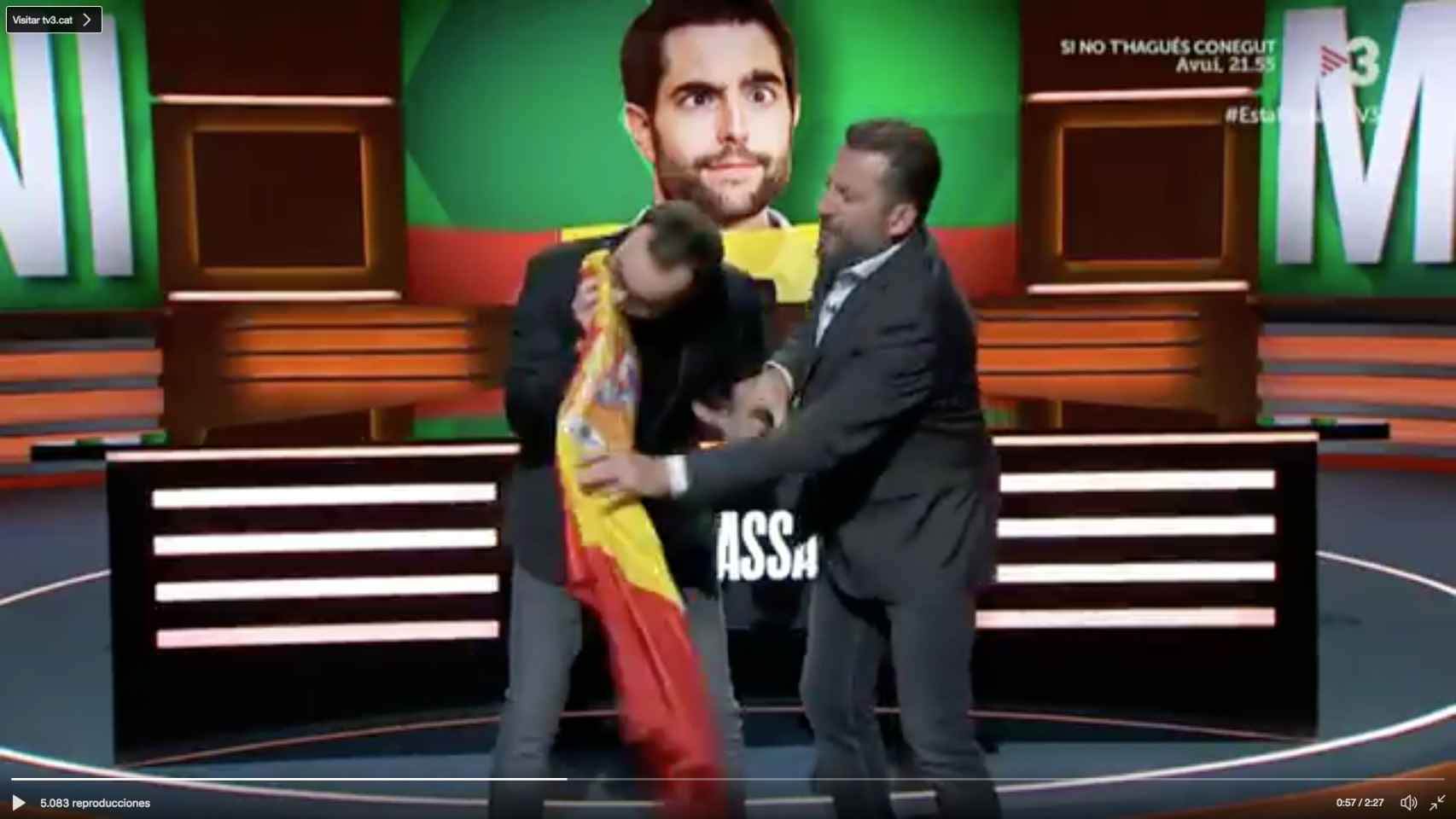 Jair Domínguez, fingiendo que se 'esnifa' la bandera española / @estapassanttv3