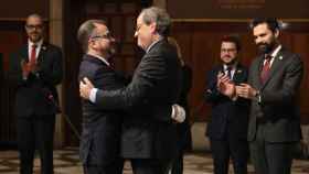 El presidente catalán Quim Torra (derecha) abraza a Alfred Bosch, quien ha dimitido como consejero de Acción Exterior en el marco de la guerra JxCat-ERC / JORDI BEDMAR