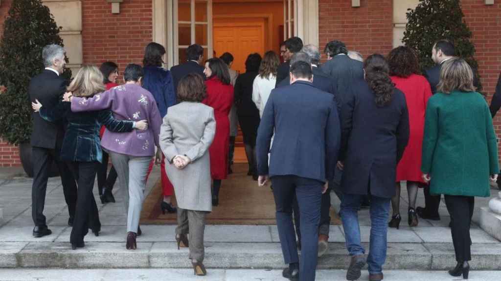 El presidente del Gobierno, los cuatro vicepresidentes y los 18 ministros entran en La Moncloa / EUROPA PRESS