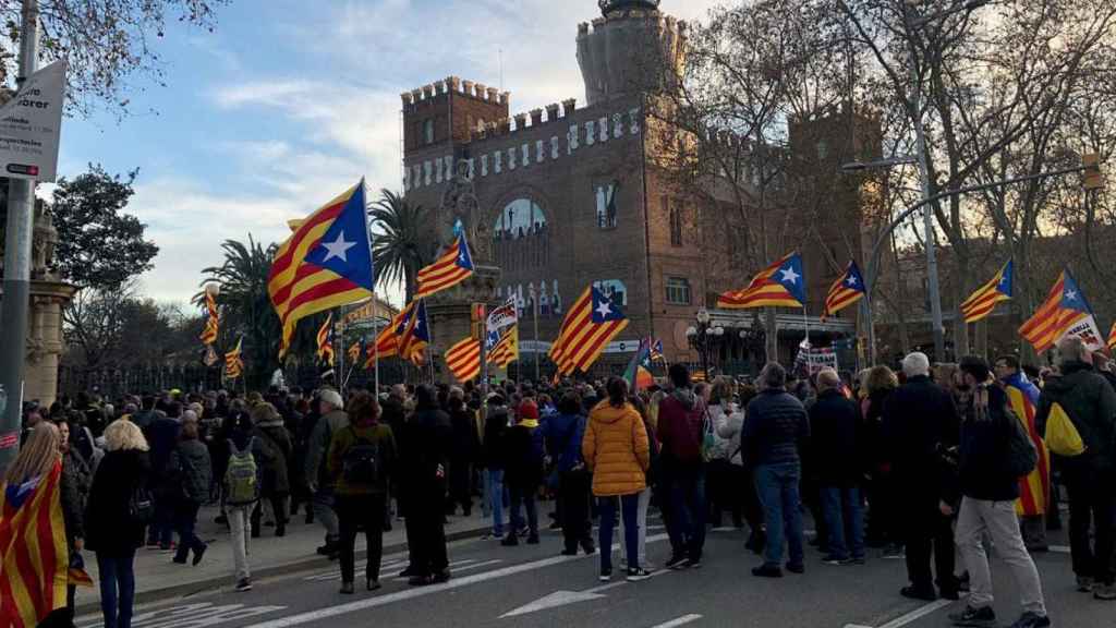 Independentistas convocados por la ANC y Òmnium Cultural ante las puertas del parque de la Ciutadella / CG