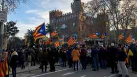 Independentistas convocados por la ANC y Òmnium Cultural ante las puertas del parque de la Ciutadella / CG