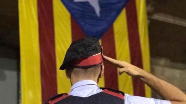 Mossos independentistas. Imagen de un 'mosso' saludando la estelada, una bandera no oficial en Cataluña / TWITTER