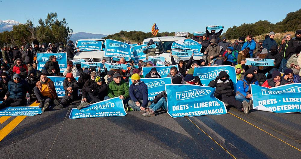 Tsunami Democràtic en un corte de carretera / EFE