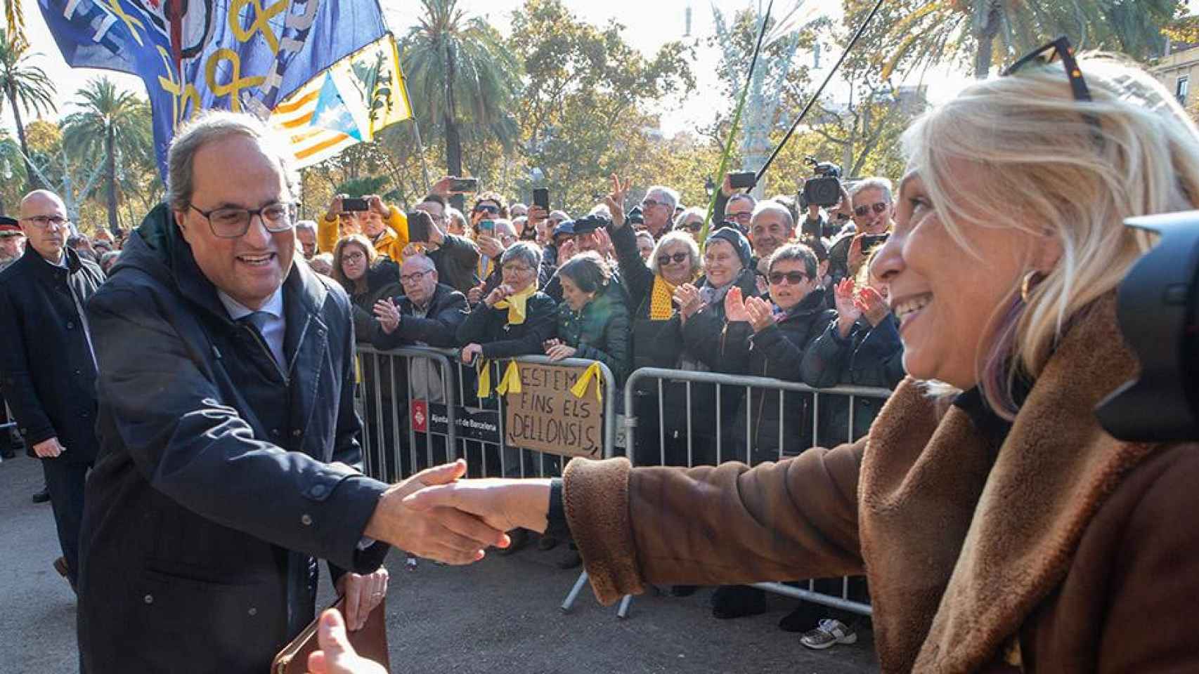 El presidente de la Generalitat, Quim Torra (i), saluda a la gente que le esperaba a su salida del Tribunal Superior de Justicia de Cataluña / EFE